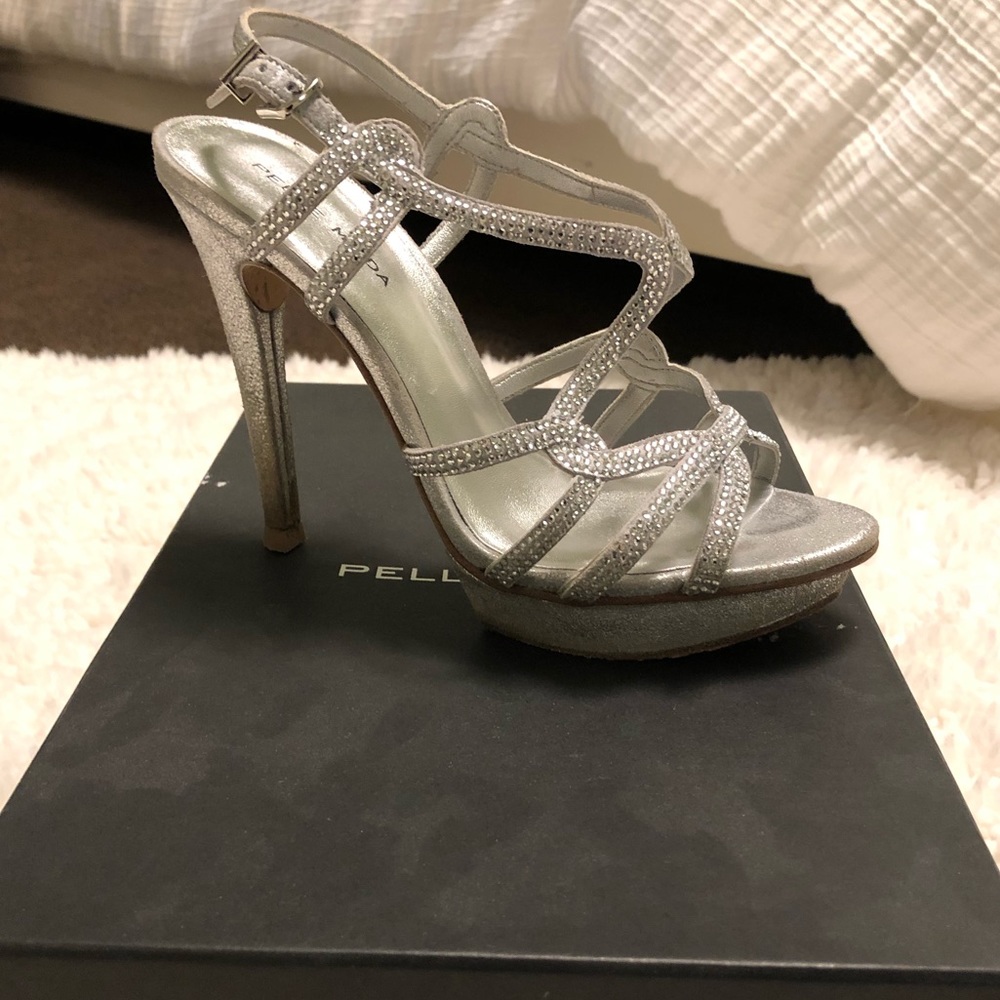 Pelle Moda size 7 silver heels